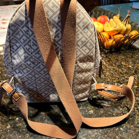 Tommy Hilfiger Small backpack/purse. 🥭 - Picture 4 of 7